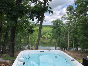 Lakefront 8 bd house, hot tub, pool and poker table, canoe